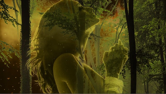 Portrét ženy so zviazanými rukami v abstraktnom lese.jpg